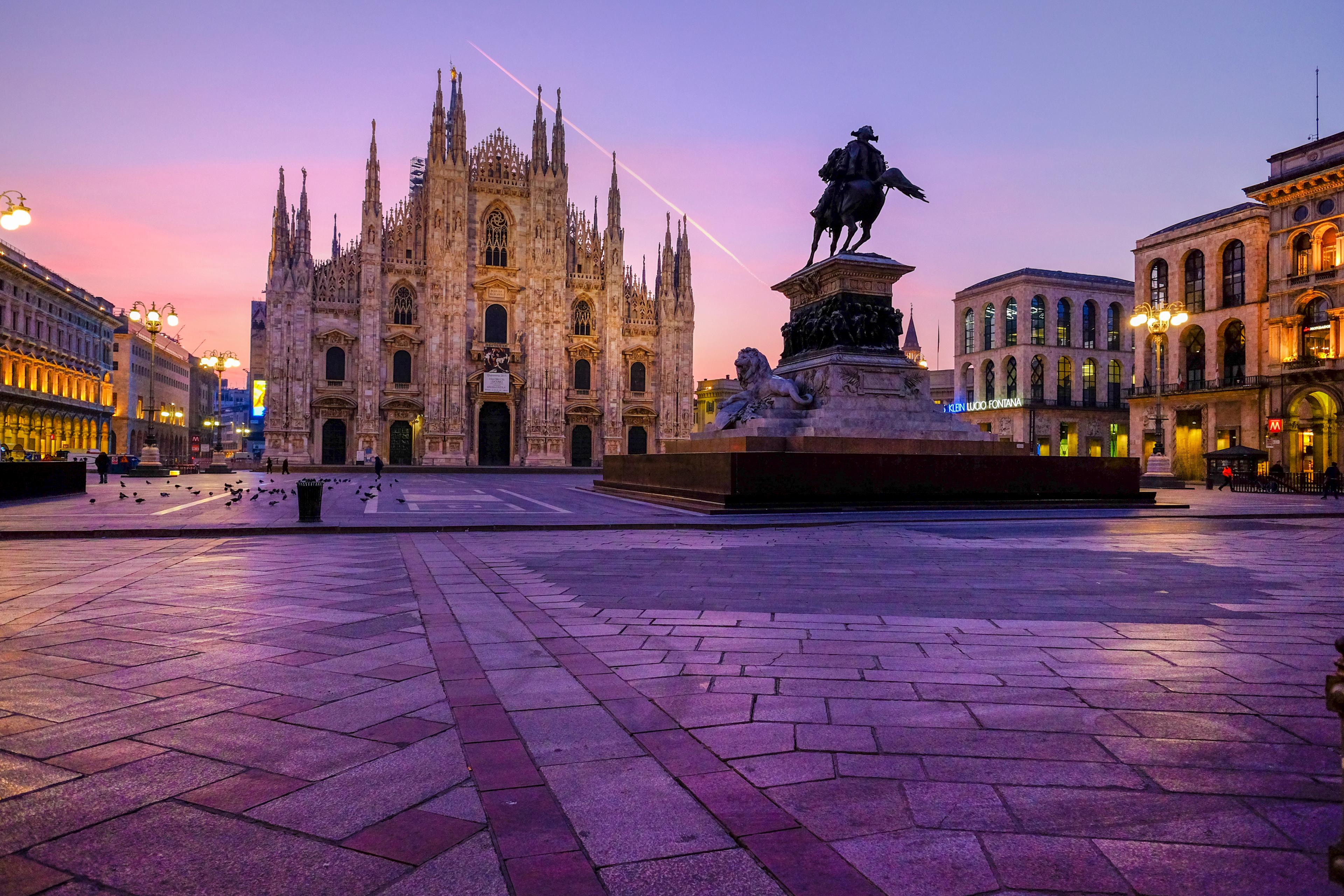 Viaggio nei quartieri milanesi attraverso un treno Blu