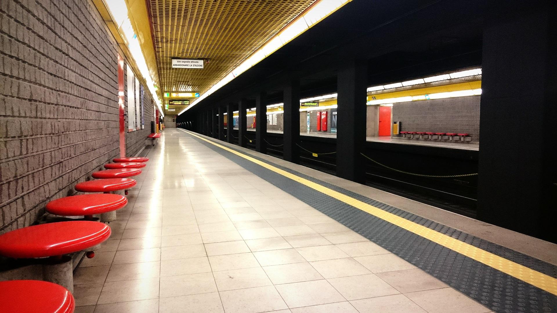 Le stazioni della metropolitana milanese sono caratterizzate da un'integrazione - molto innovativa per l’epoca - di elementi architettonici, segnaletici e d’arredo