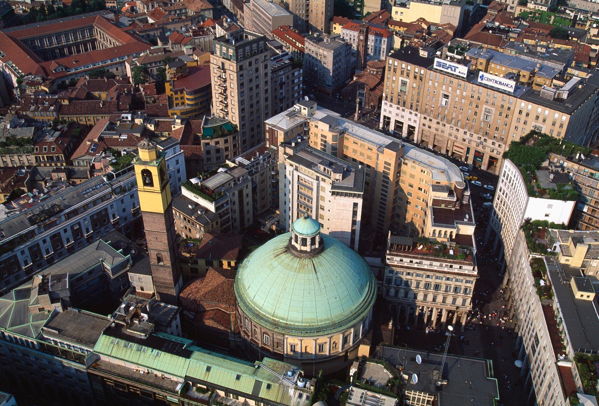 Vista aerea di piazza San Babila a Milano